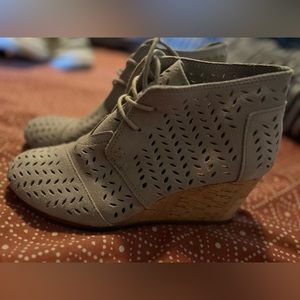 Gray.Toms Wedges. Size 8